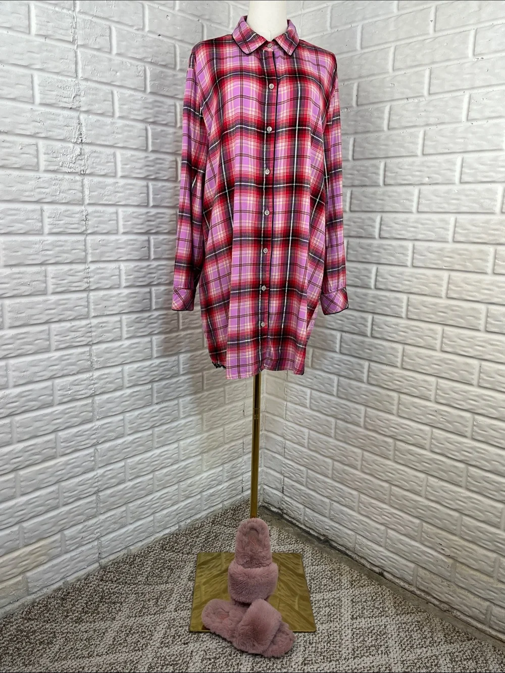 VICTORIA’S SECRET BUNDLE PLAID LONG SLEEP SHIRT SZ XL AND FUZZY SLIPPERS SZ MD